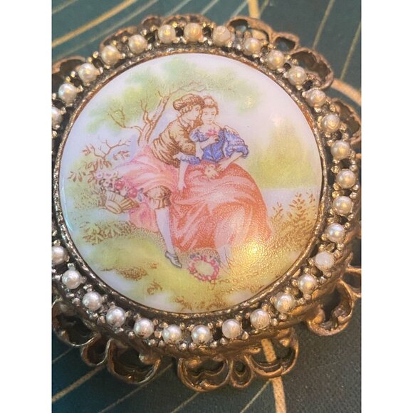 Vintage Transfer Brooch Romantic Victorian Couple Scene & Faux Pearls - Picture 2 of 3